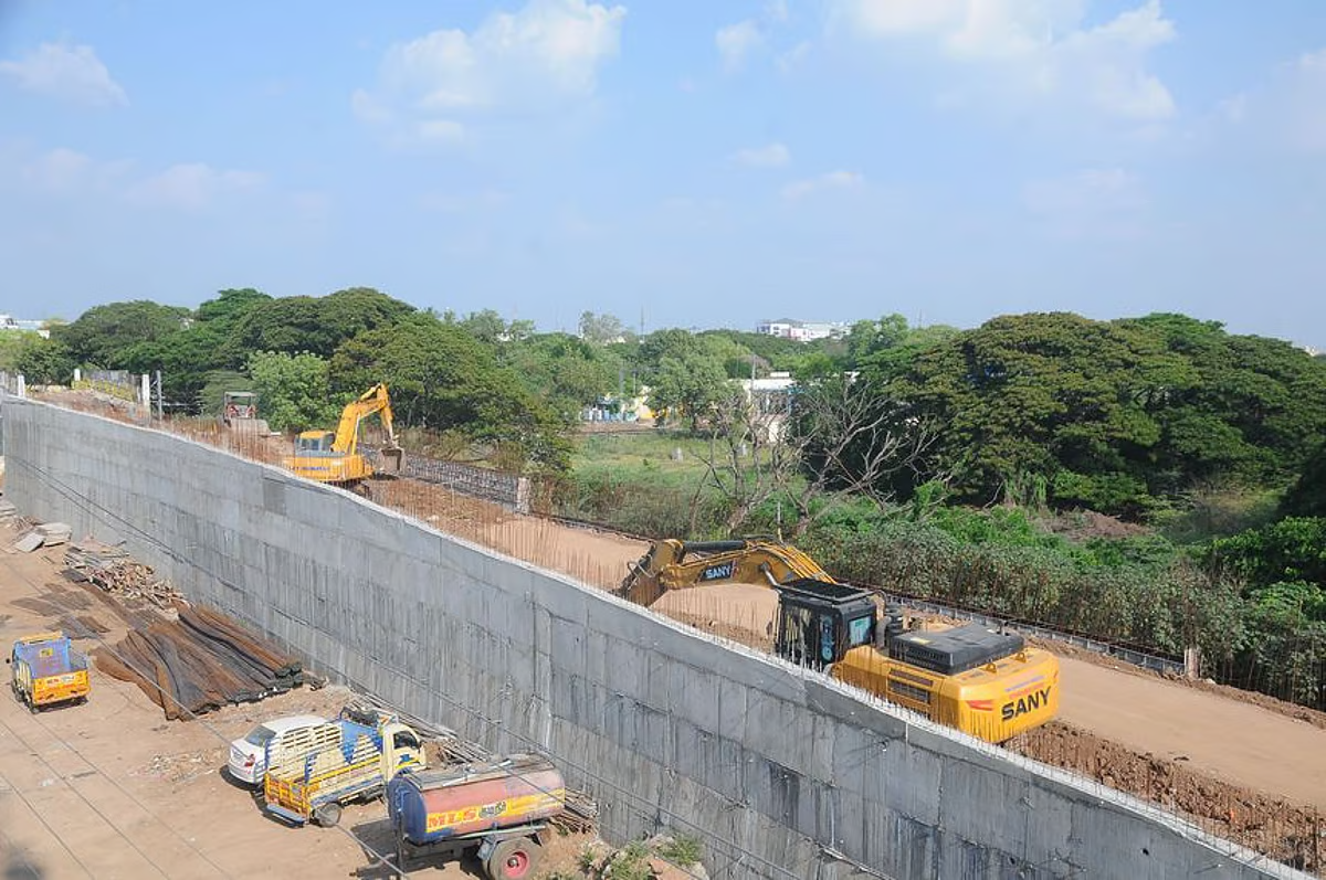 மலைக்கோட்டை ரயில்வே மேம்பாலப் பணிகள் 2 மாதங்களில் முடிக்க அறிவுறுத்தல்